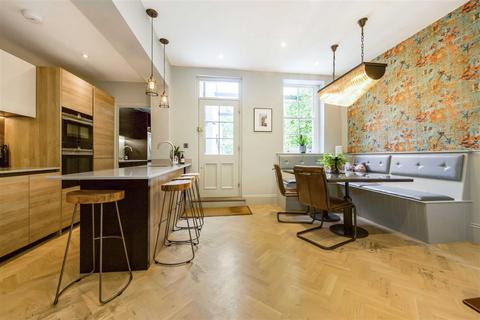 1 Artichoke Walk, Richmond, TW9 1BE