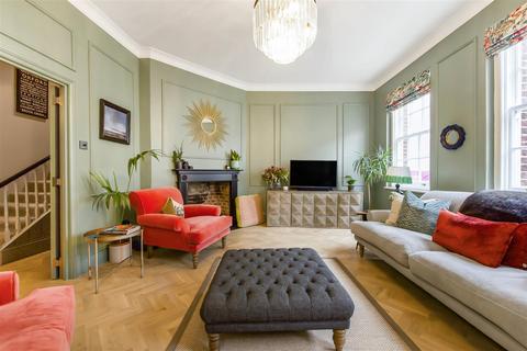 1 Artichoke Walk, Richmond, TW9 1BE