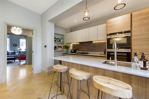 1 Artichoke Walk, Richmond, TW9 1BE