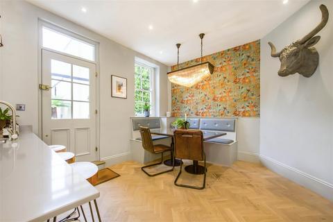 1 Artichoke Walk, Richmond, TW9 1BE