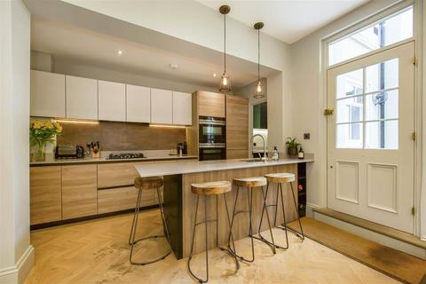 1 Artichoke Walk, Richmond, TW9 1BE