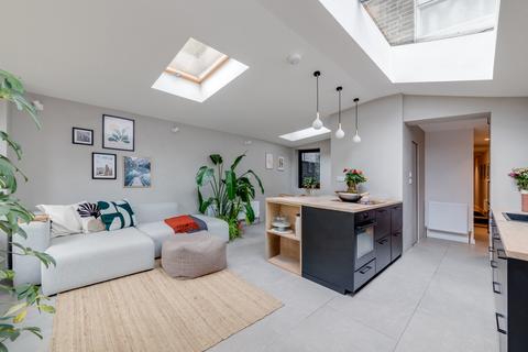 2 bedroom flat to rent, Shardeloes Road, SE14 6RT