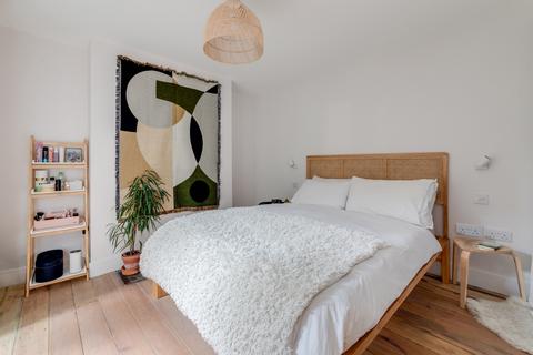2 bedroom flat to rent, Shardeloes Road, SE14 6RT