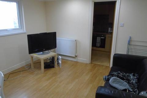 3 bedroom flat to rent, Connaught Road, Roath, Cardiff