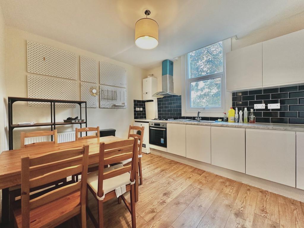 Three Bedrooms Flat to rent in Vauxhall