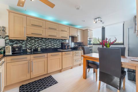 2 bedroom flat for sale, Canalside Square, Islington, London