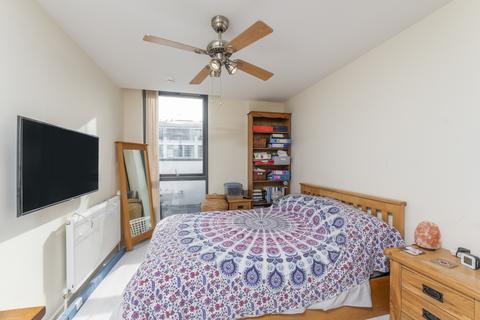 2 bedroom flat for sale, Canalside Square, Islington, London