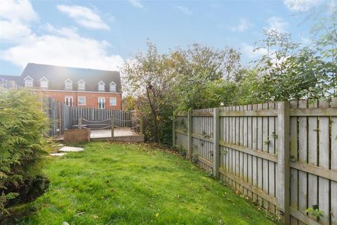 3 bedroom end of terrace house for sale, Millbank, Leeds LS19