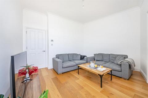 25d Kings Gardens, London, NW6 4PU