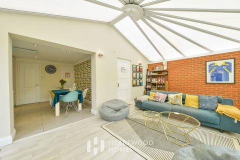 24 Orient Close, St Albans, AL1 1AJ