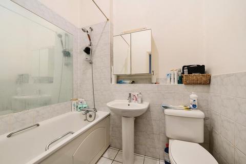 2 bedroom flat for sale, Princess Park Manor,  London,  N11