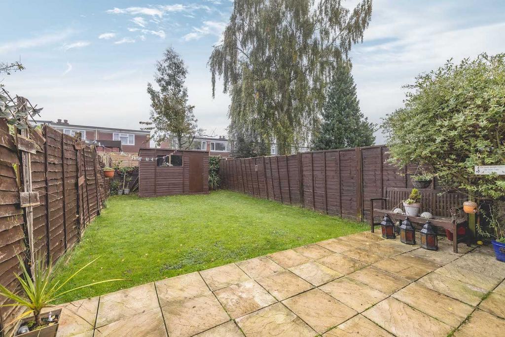 Derwent Drive, Burnham SL1 2 bed for sale £310,000