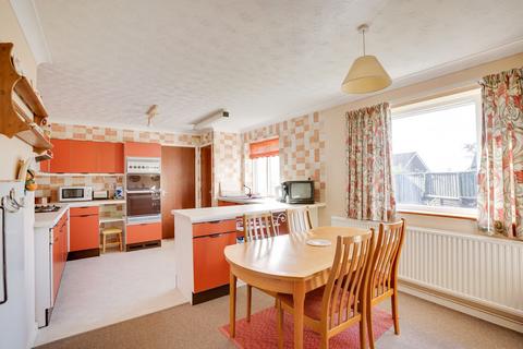 2 bedroom detached bungalow for sale, Thorns Close, Newmarket CB8