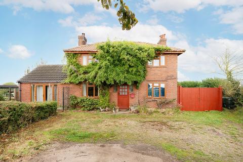 Main Road, Filby