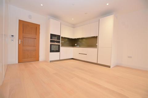 3 bedroom apartment to rent, Pinewood Gardens, Teddington