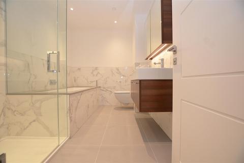 3 bedroom apartment to rent, Pinewood Gardens, Teddington