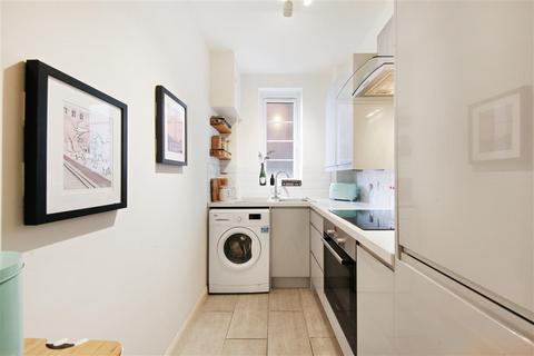 2 bedroom flat for sale, Elmers End Road, SE20