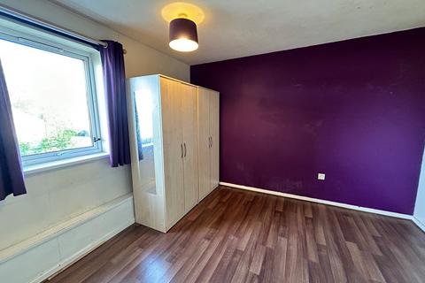 3 bedroom terraced house to rent, Paynesholm, Peterborough, Cambridgeshire. PE4 7BG