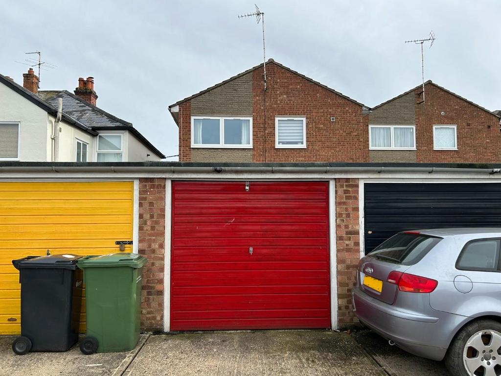 Single garage in a block