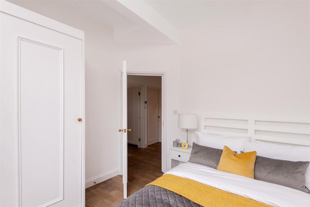 Flat 2, 24 Nevern Place Lo 16.jpg