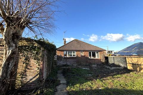 2 bedroom detached bungalow for sale, Common Mead Avenue, Gillingham