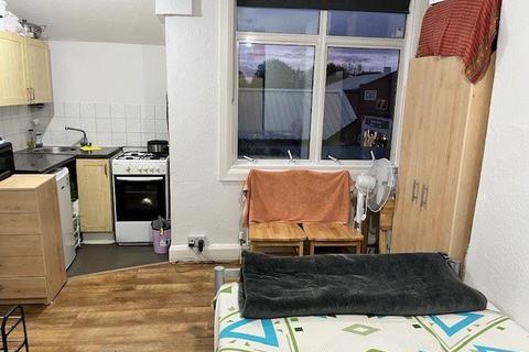 Studio to rent, High Street, Edgware HA8