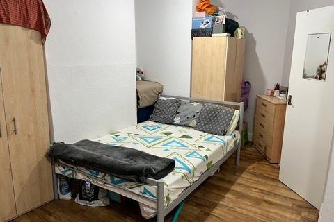 Studio to rent, High Street, Edgware HA8