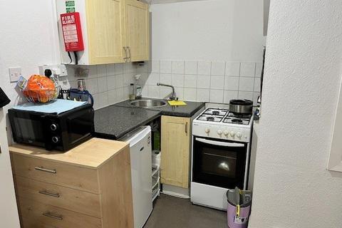 Studio to rent, High Street, Edgware HA8