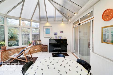 3 bedroom semi-detached house for sale, Waterfall Road, London