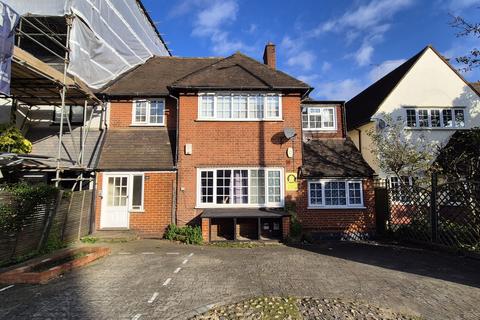 3 bedroom flat to rent, Upper Richmond Road West, Richmond, TW10