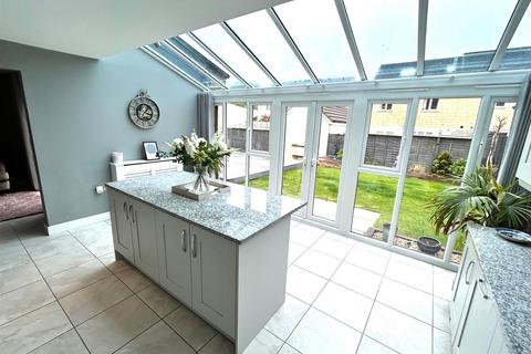 5 bedroom detached house to rent, Albion Crescent, Corsham