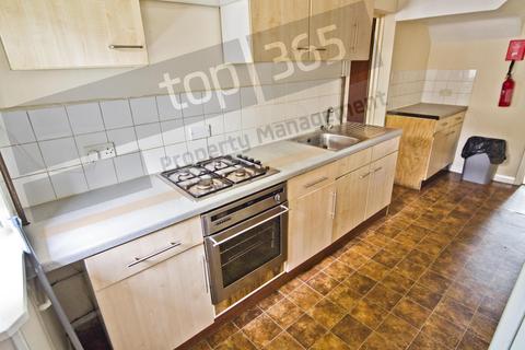 6 bedroom terraced house to rent, *£140pppw incl bills + two free large Papa John’s pizzas weekly (T+C’s apply)* Rolleston Drive, The Park, NOTTINGHAM NG7