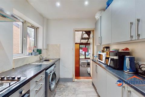 3 bedroom semi-detached house for sale, Old Cote Drive, Heston, Hounslow