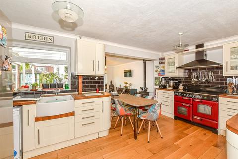 15 Chaplin Drive, Headcorn, Ashford, TN27 9TN