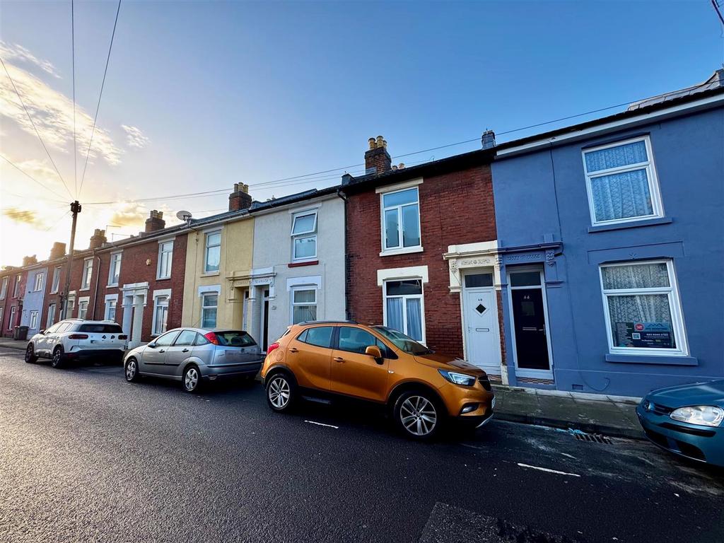 Penhale Road, Portsmouth 2 bed house to rent £1,250 pcm (£288 pw)