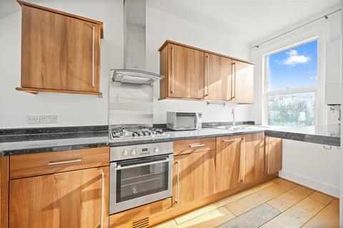 2 bedroom flat to rent, Gascony Avenue, West Hampstead NW6