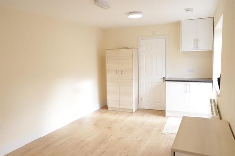 Studio to rent, Bulstrode Road, Middlesex TW3