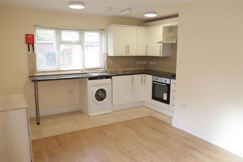 Studio to rent, Bulstrode Road, Middlesex TW3