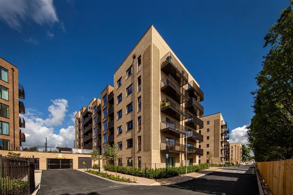 51 St Andrew's Road, Uxbridge UB10 3 bed apartment to rent £2,350 pcm