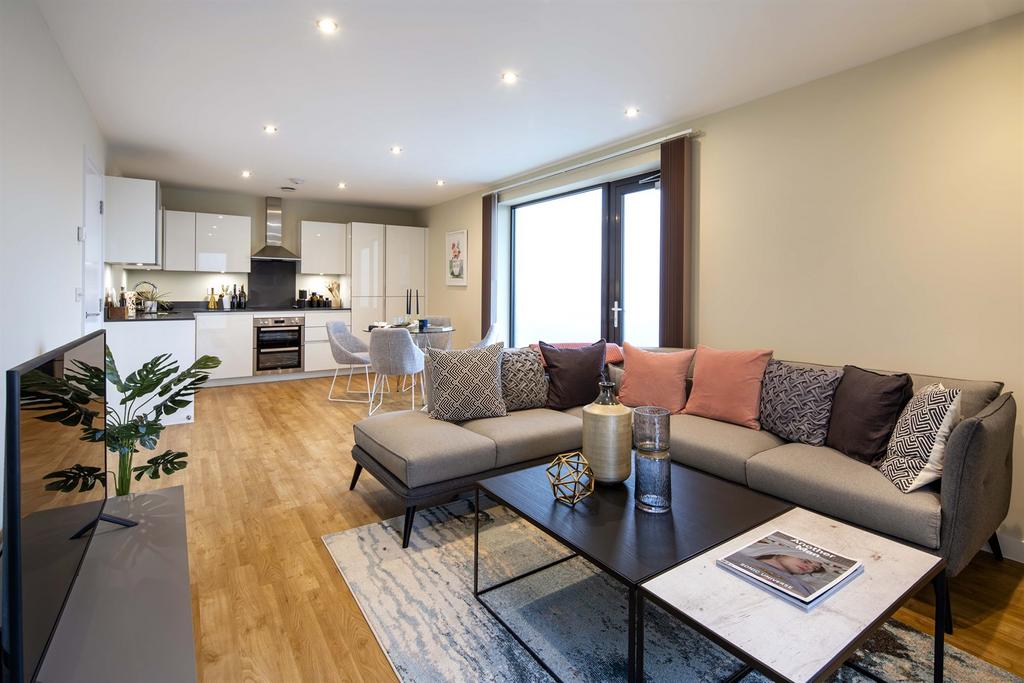 51 St Andrew's Road, Uxbridge UB10 3 bed apartment to rent £2,350 pcm