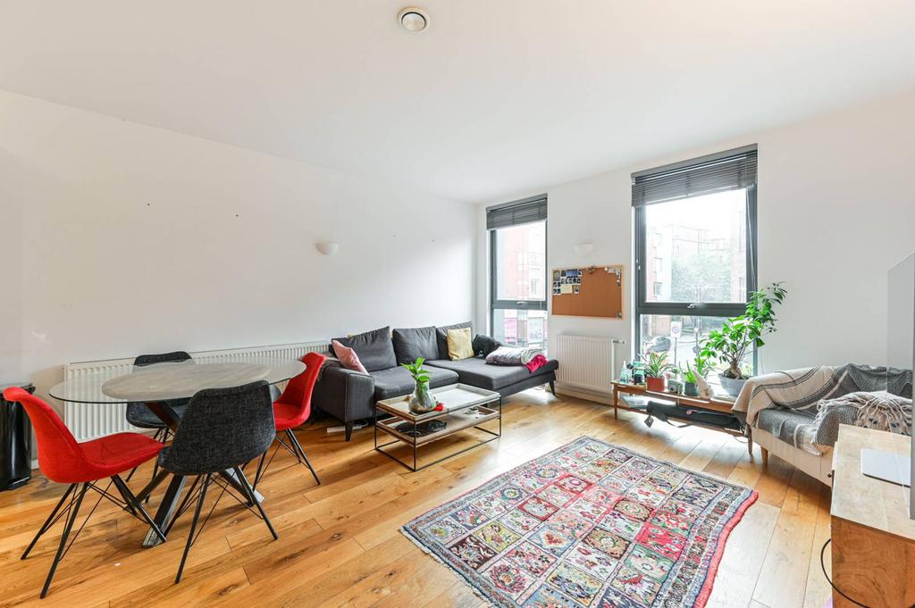Triangle Court, Camberwell, London, SE5 2 bed flat to rent £2,850 pcm