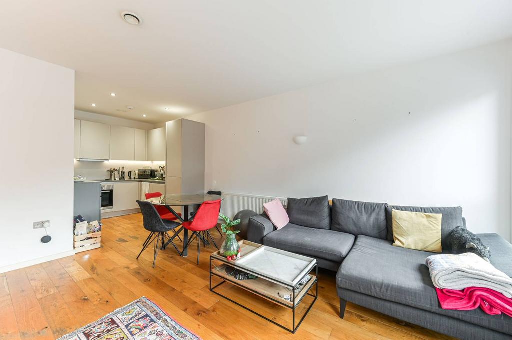 Triangle Court, Camberwell, London, SE5 2 bed flat to rent £2,850 pcm