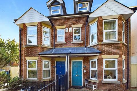 4 bedroom semi-detached house to rent, Oak Avenue, Hampton