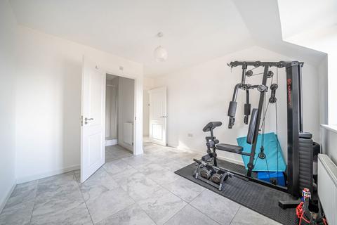 35 Observer Point Road, Overton, Basingstoke, RG25 3FA