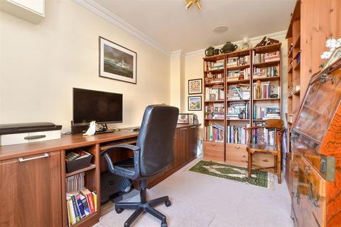 37 Abinger Drive, Redhill, RH1 6SZ