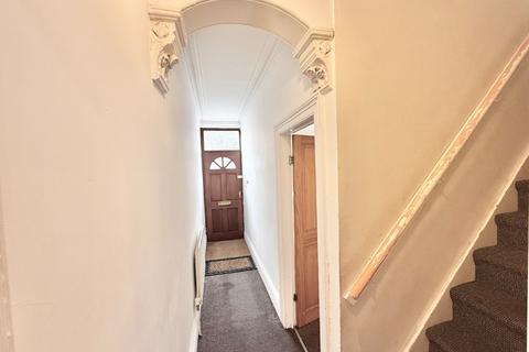 15 Athlone Terrace, Leeds, LS12 1UA