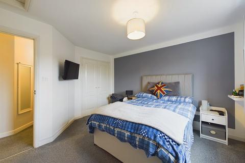 Flat, 46 Ingles Drive, Worcester, WR2 5HR
