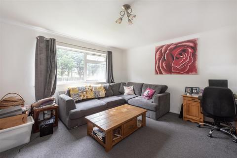 2 bedroom flat for sale, Aysgarth Close, Harpenden