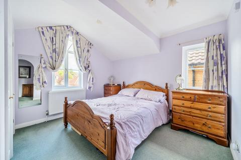 23 Staniland Drive, Weybridge, KT13 0XN