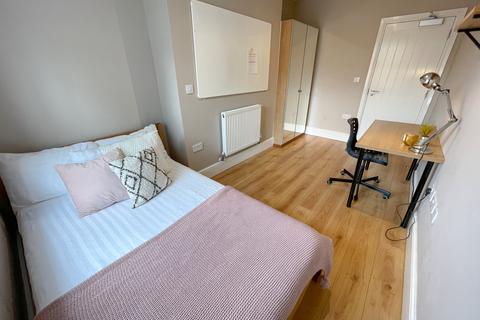 5 bedroom flat to rent, Hardman Street, ,